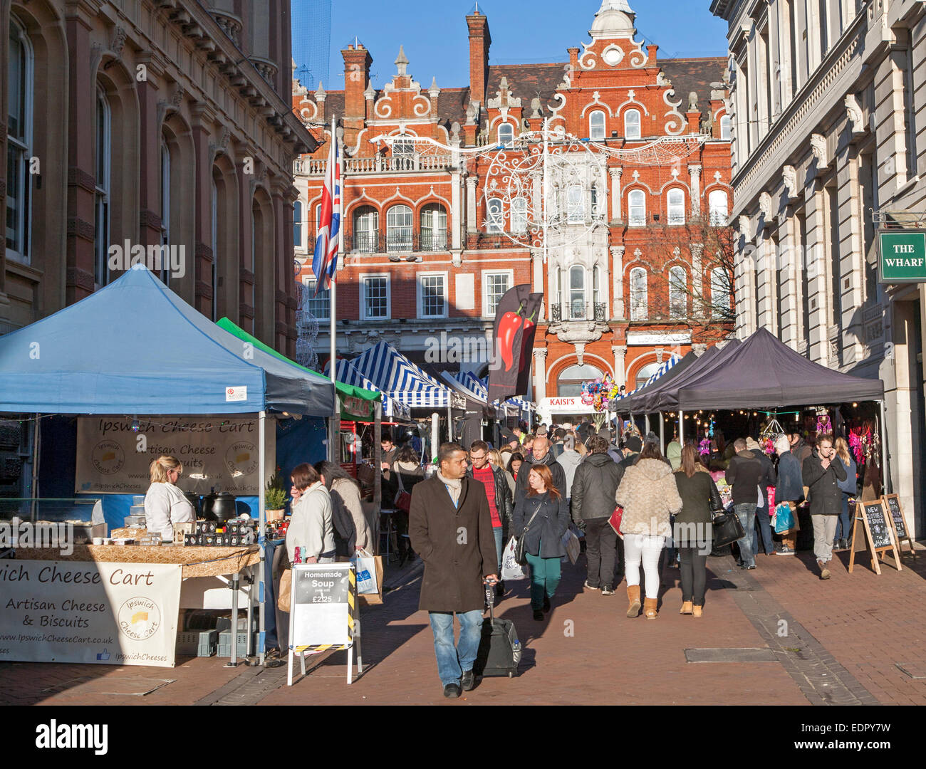 Una folla di gente che lo shopping di Natale nel centro di Ipswich, Suffolk, Inghilterra, Regno Unito Foto Stock