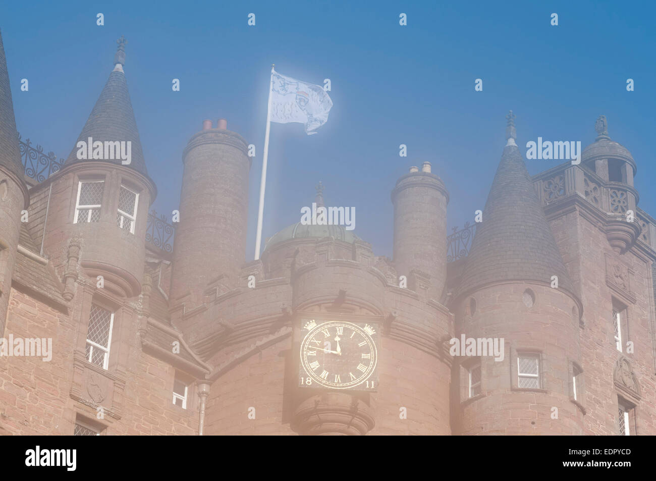 Glamis Castle misty torri Foto Stock