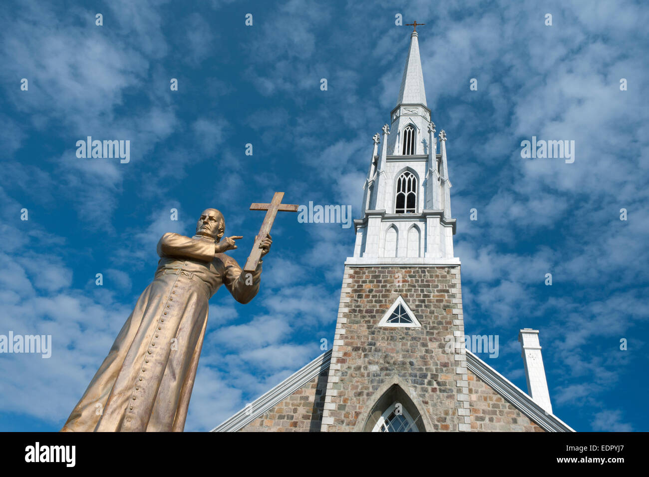 Statua di un sacerdote per i motivi della chiesa cattolica di Saint Denis de la Bouteillerie, provincia del Québec in Canada Foto Stock