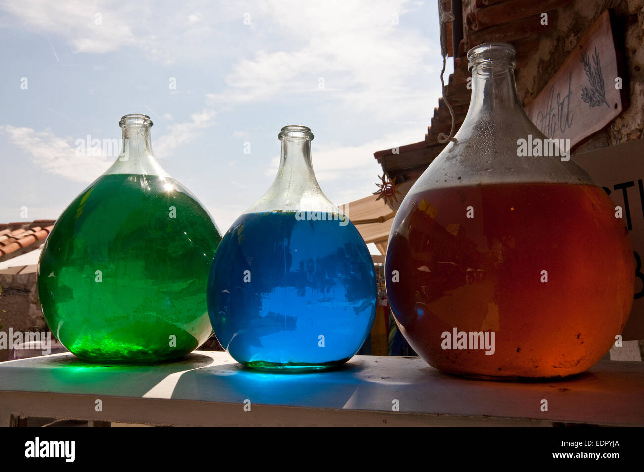 Profumo factory outlet a Grasse, Francia con red, green, blue backlit essenza bottiglie Foto Stock