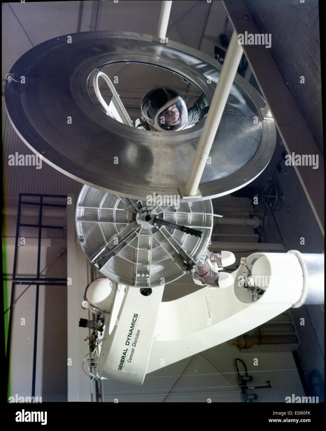Questa immagine si riferisce agli studi EVA (attività extraveicolare), come documentato in un raccoglitore Life Science. L'EVA è un aspetto critico dell'esplorazione spaziale, che coinvolge gli astronauti che svolgono compiti al di fuori della navicella spaziale. Questa foto fornisce informazioni sulle prime ricerche e sulla preparazione per le passeggiate spaziali in volo spaziale umano. Foto Stock