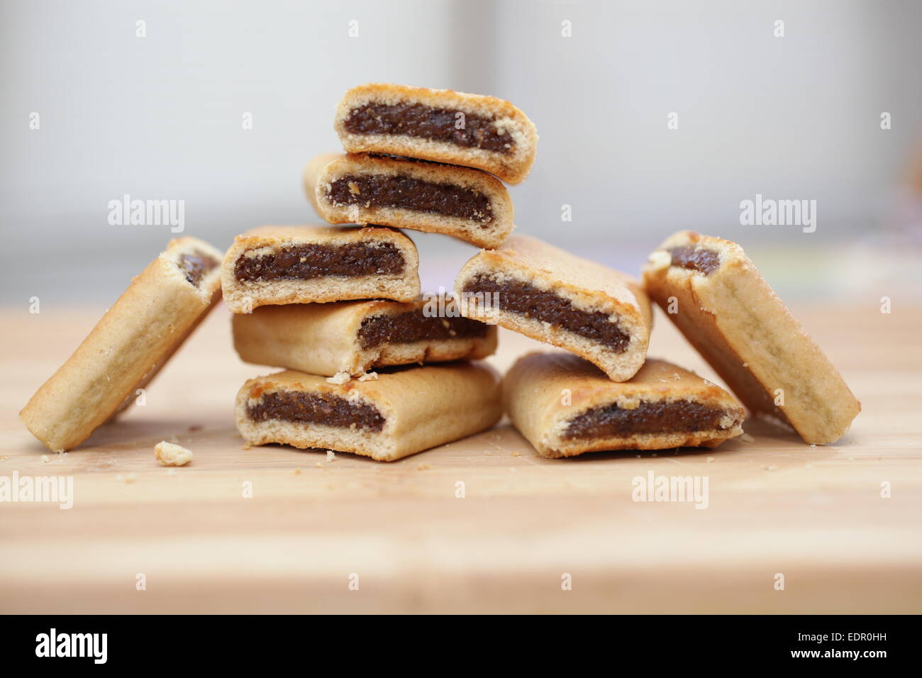 Pila di figg newton su un tagliere di legno Foto Stock