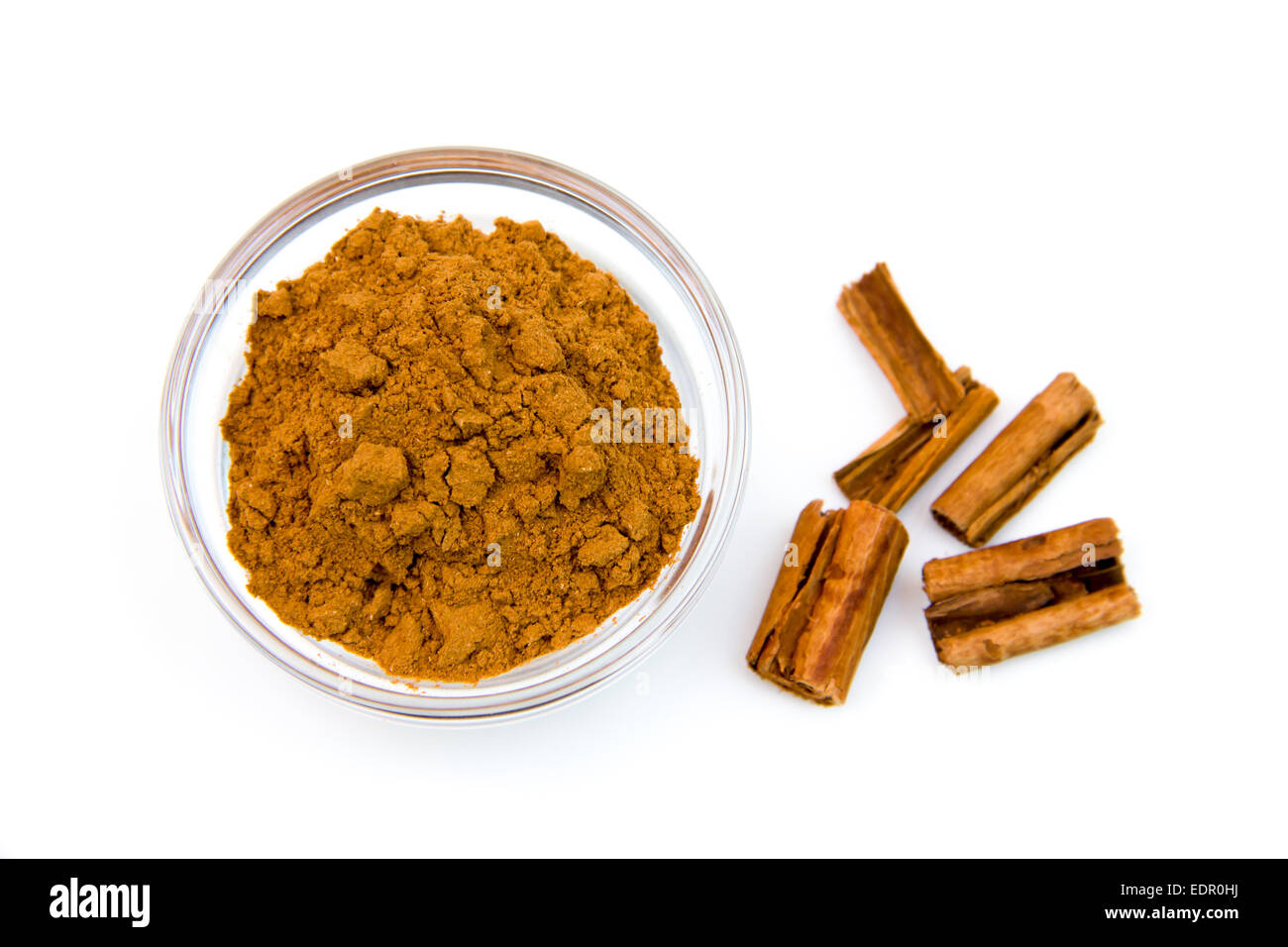 Vaso di vetro con cannella su sfondo bianco vista superiore Foto Stock