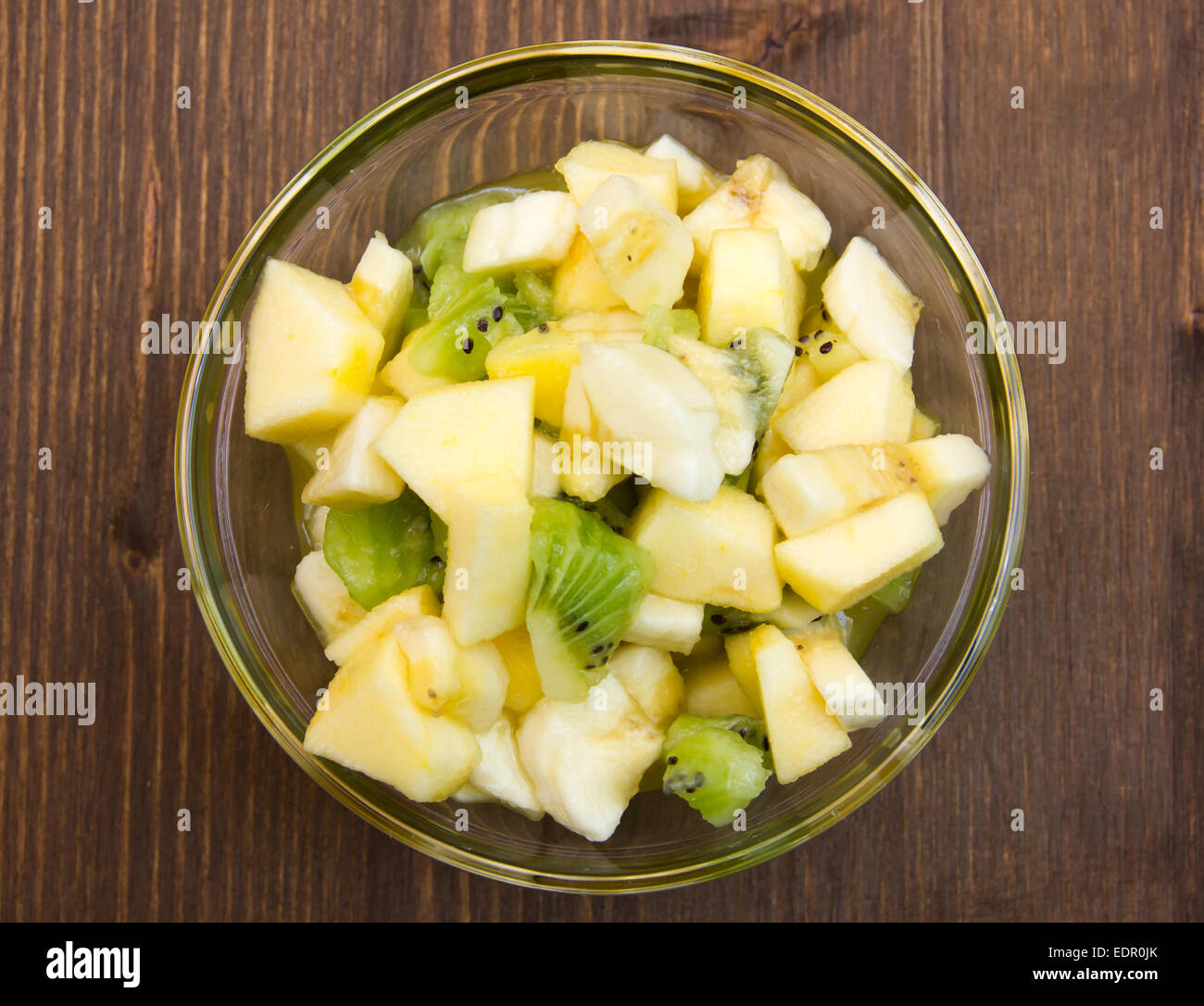 Ciotola con insalata di frutta sul tavolo di legno vista superiore Foto Stock