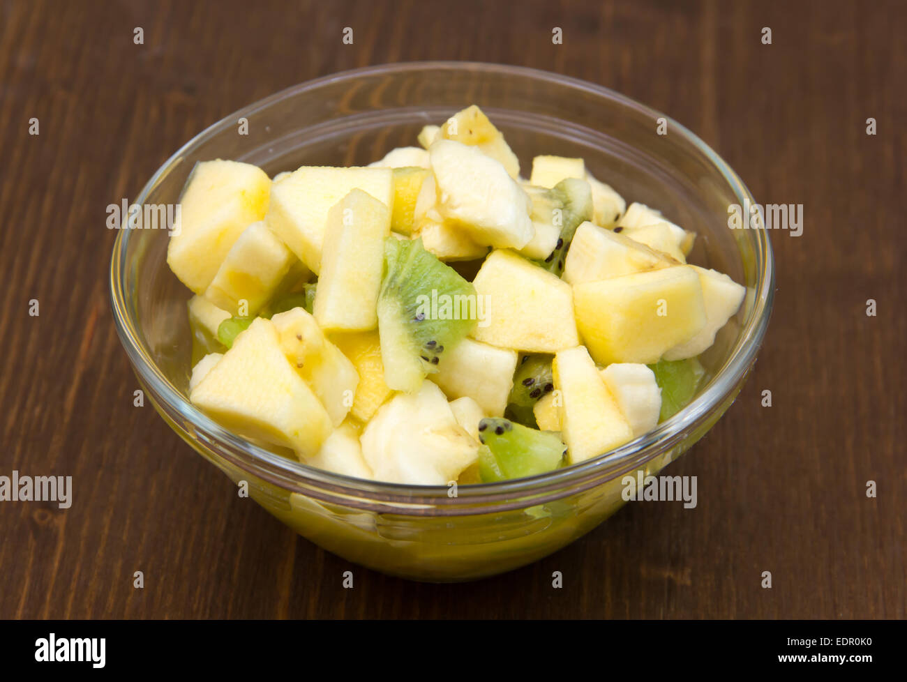 Ciotola con insalata di frutta sul tavolo di legno Foto Stock