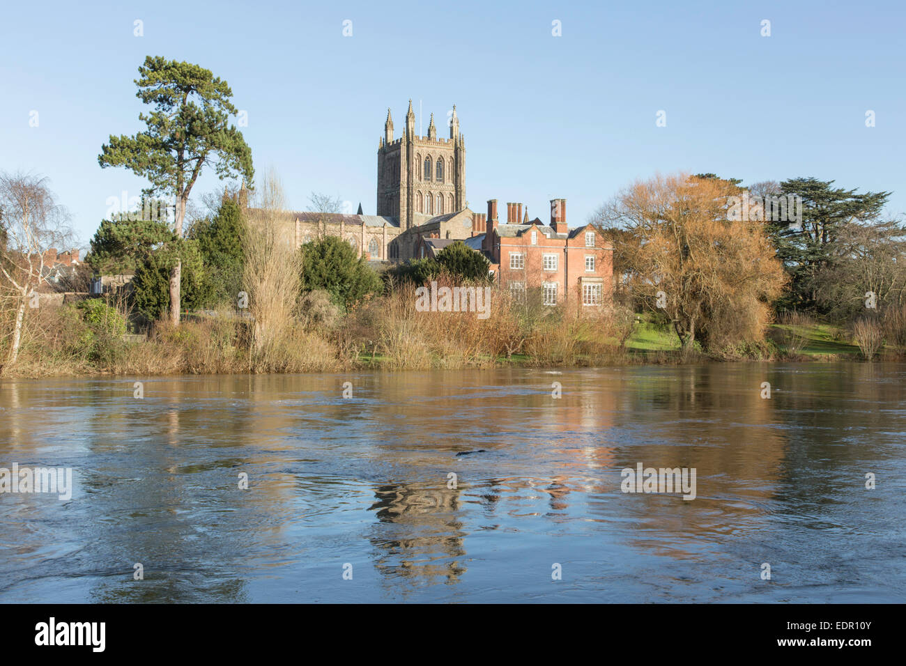 Hereford Cathedral e il fiume alti livelli sul fiume Wye, Hereford, Herefordshire. Inghilterra, Regno Unito Foto Stock