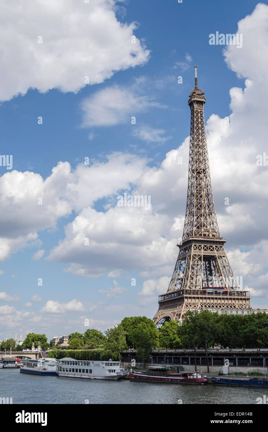 Alla Torre Eiffel e al fiume Senna, Parigi, Francia Foto Stock