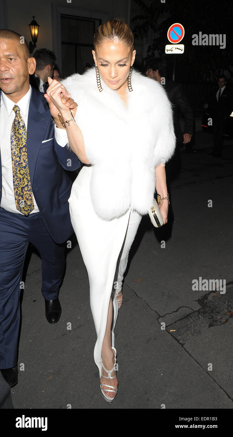 Jennifer Lopez lascia lassere ristorante a Parigi che indossa una pelliccia  bianca wrap con: Jennifer Lopez dove: Parigi, Francia Quando: 06 Lug 2014  Foto stock - Alamy