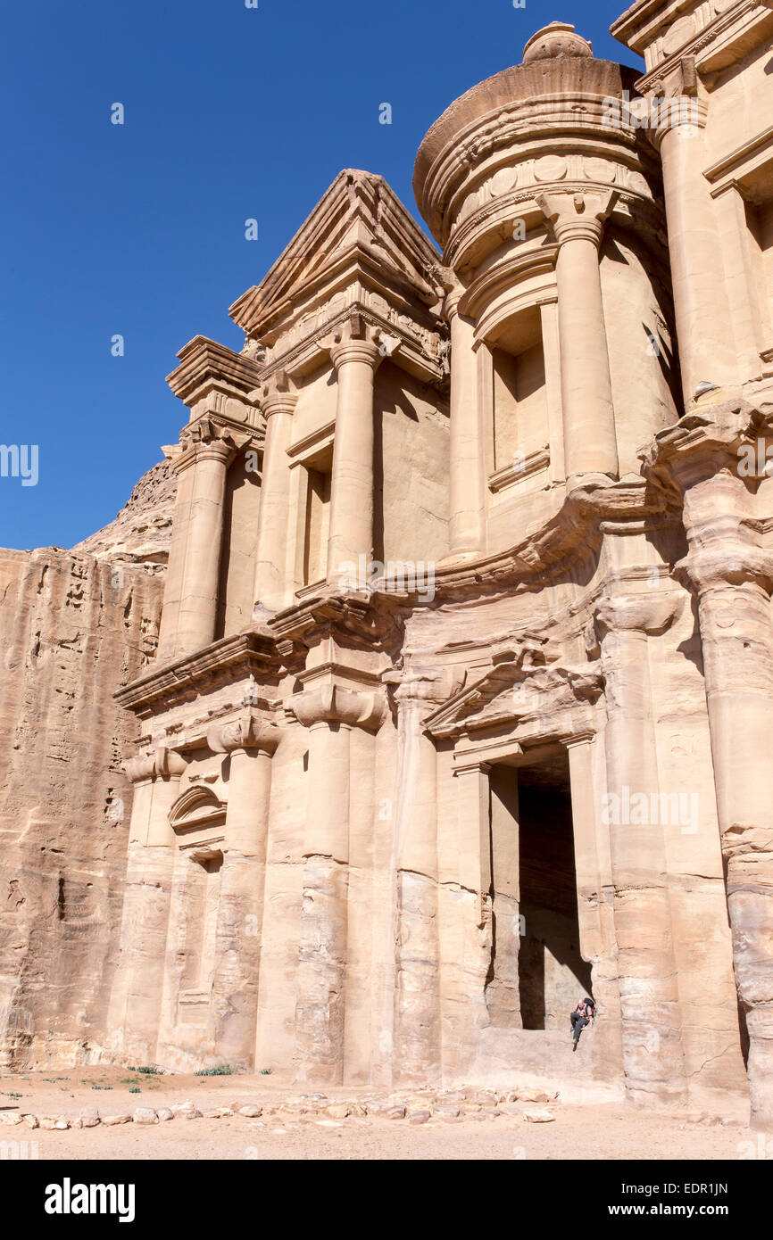 Petra (in arabo: البتراء, Al-Batrāʾ; Greco antico: Πέτρα) è un patrimonio storico e archeologico della città nel sud del gover Giordani Foto Stock