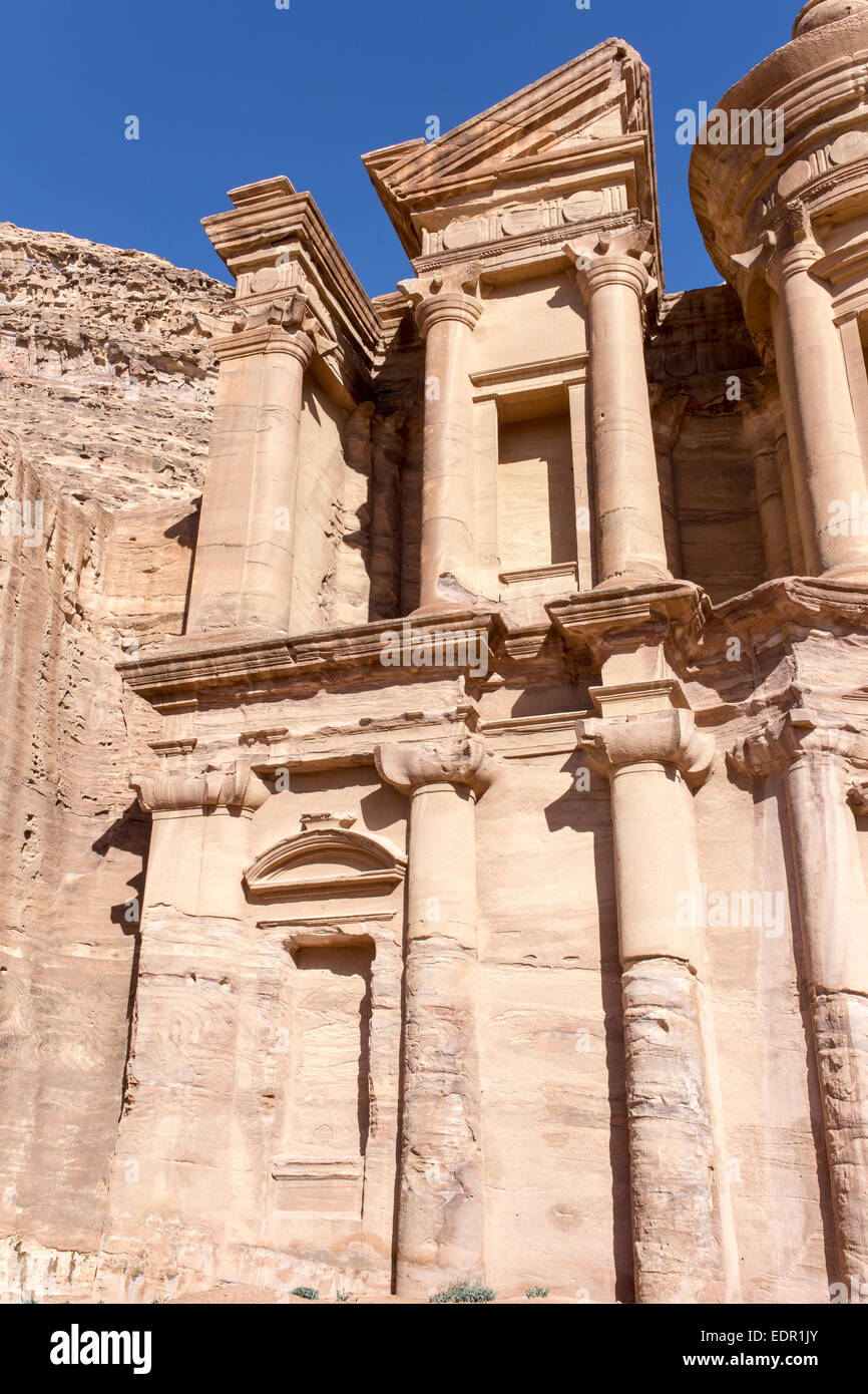 Petra (in arabo: البتراء, Al-Batrāʾ; Greco antico: Πέτρα) è un patrimonio storico e archeologico della città nel sud del gover Giordani Foto Stock