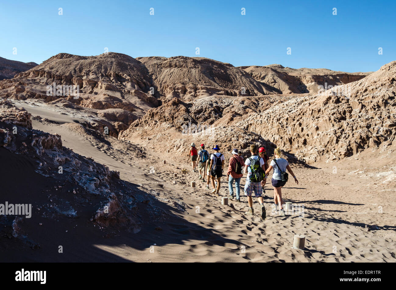 La gente camminare attraverso il deserto di Atacama, Cile Foto Stock