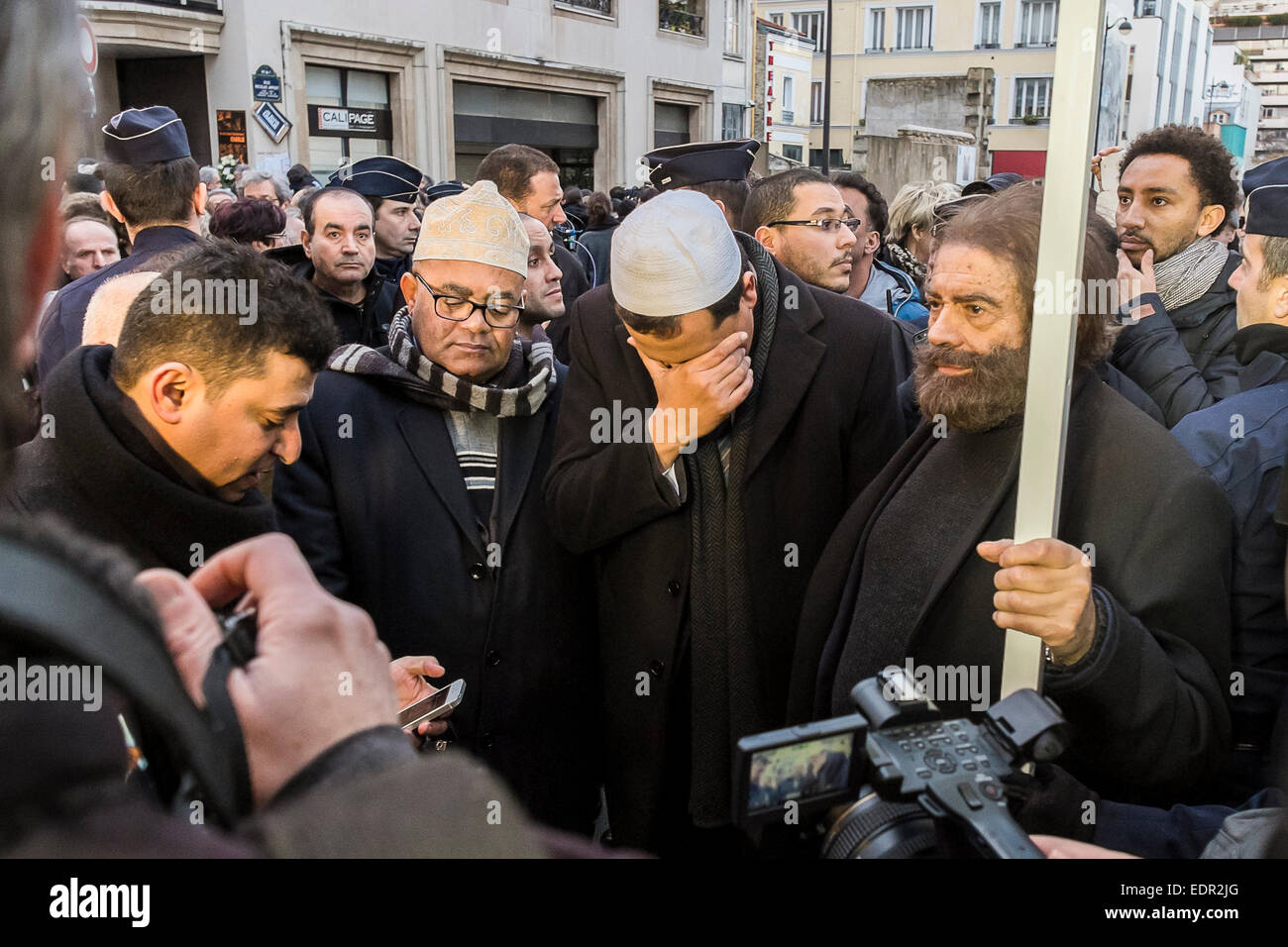 Parigi, Francia. 8 Gen, 2015. Hassen Chalghoumi, imam della moschea di Drancy (cappello bianco) e Marek Halter (x-con la barba), scrittore ebreo, sono di dare una comune intervista vicino a Charlie Hebdo uffici, un giorno dopo l attacco terroristico. Foto di Frederic il credito Augendre: Frederic Augendre/Alamy Live News Foto Stock