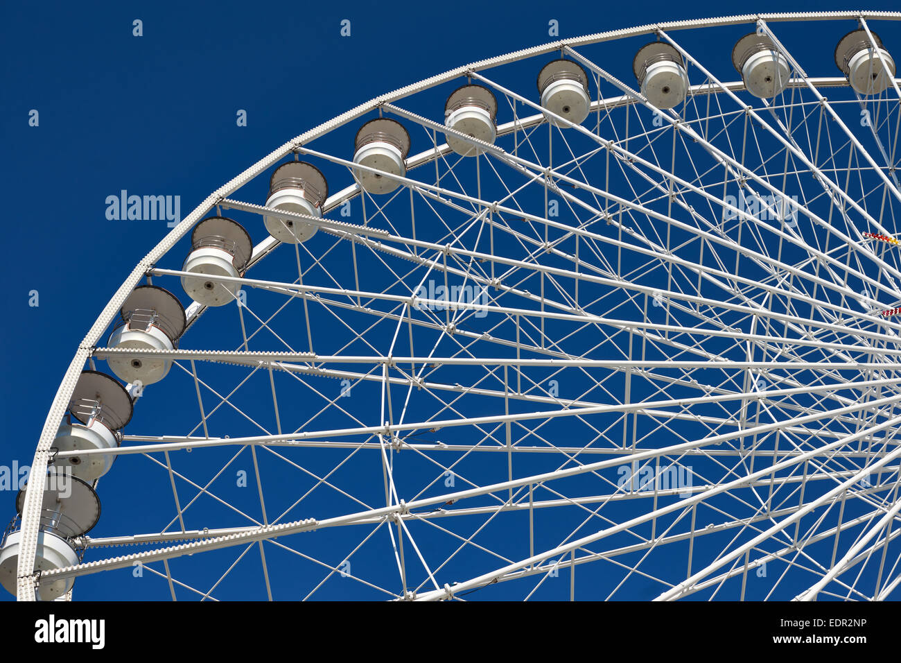 Parte della grande ruota panoramica Ferris contro il cielo blu Foto Stock