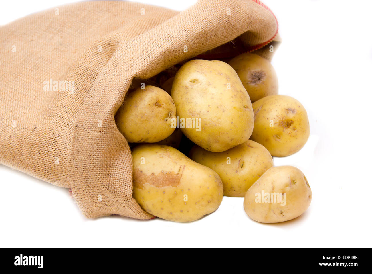 Il sacco di patate su uno sfondo bianco visto da vicino Foto Stock
