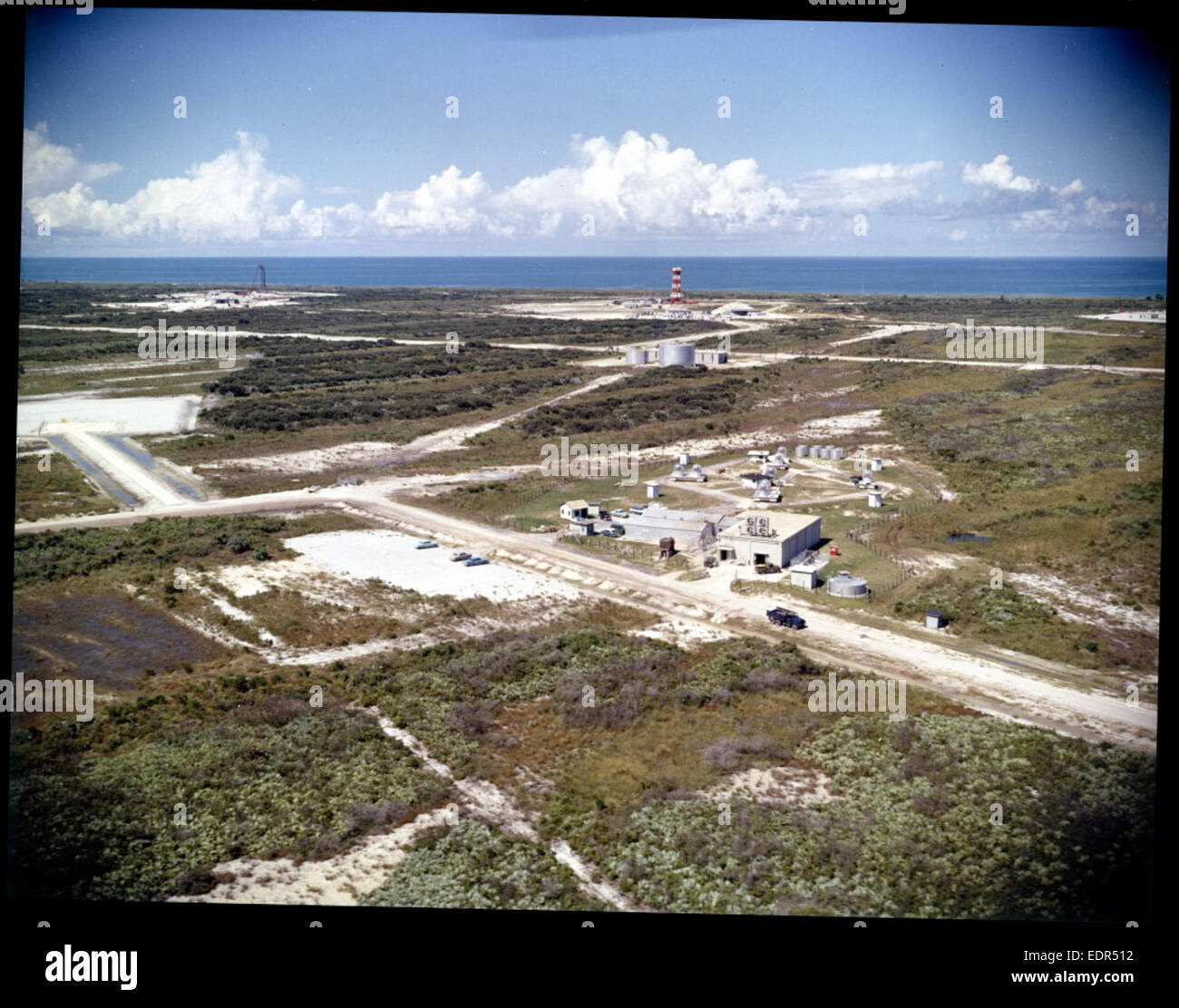 Questa immagine, parte di un raccoglitore di tracciamento, raffigura la stazione di tracciamento Azusa Mark i situata presso la stazione di terra di Azusa nel 1957. La stazione fu coinvolta nelle prime operazioni missilistiche e aerospaziali, contribuendo allo sviluppo di sistemi missilistici statunitensi. Foto Stock Questa immagine, parte di un raccoglitore di tracciamento, raffigura la stazione di tracciamento Azusa Mark i situata presso la stazione di terra di Azusa nel 1957. La stazione fu coinvolta nelle prime operazioni missilistiche e aerospaziali, contribuendo allo sviluppo di sistemi missilistici statunitensi. Foto Stock
