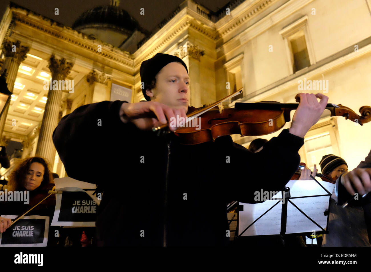 Un musicista suona un violino in Trafalgar Square, Londra Foto Stock