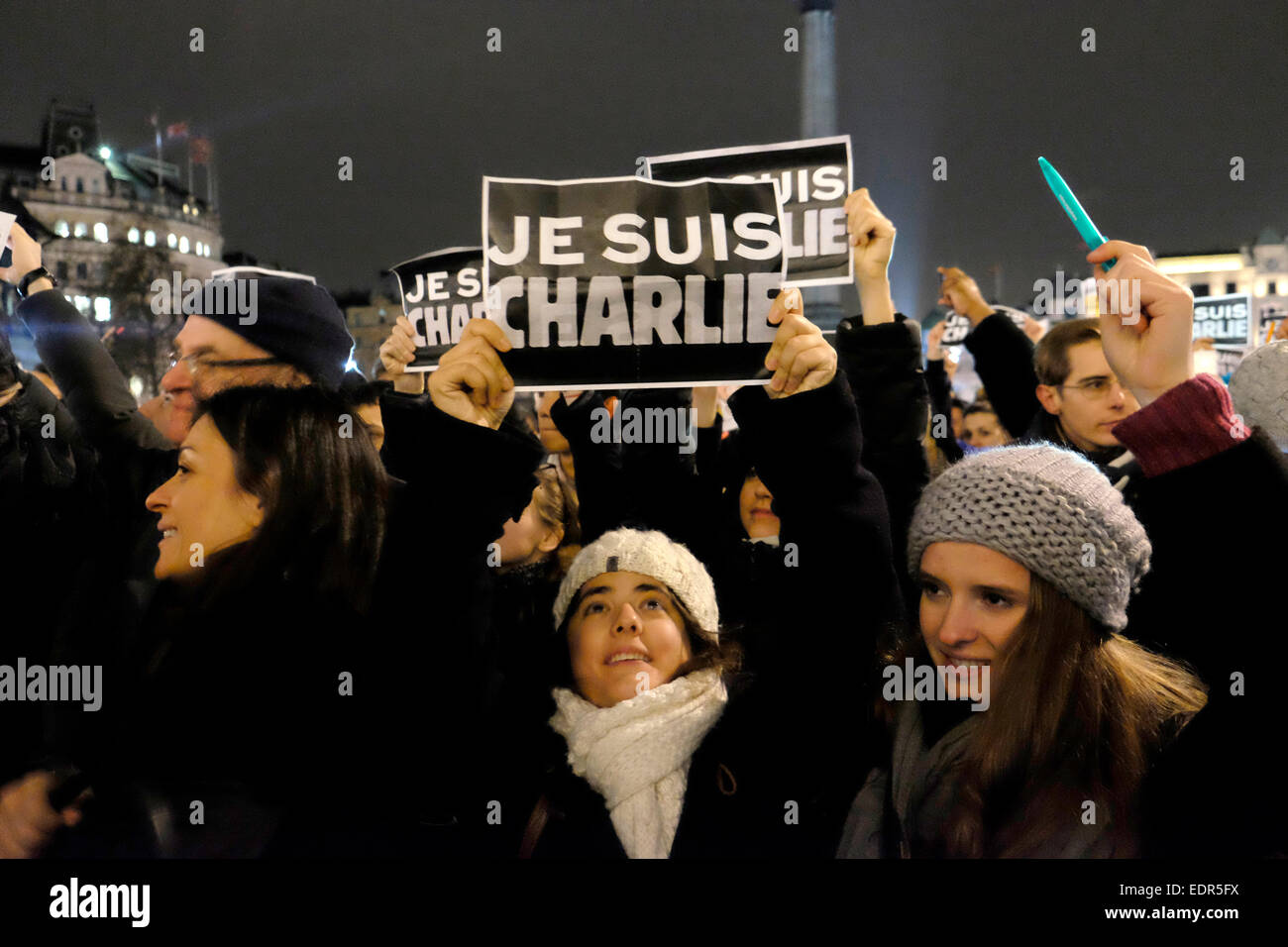 Una donna che tiene un cartello che recita " Je suis Charlie', si traduce in io sono Charlie. Foto Stock Una donna che tiene un cartello che recita " Je suis Charlie', si traduce in io sono Charlie. Foto Stock