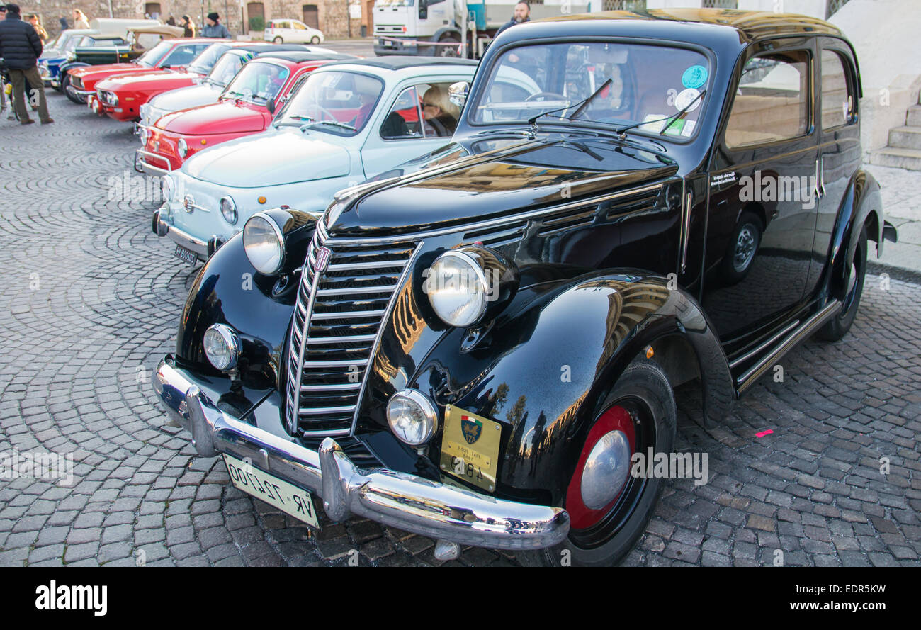 VERONA, Italia - 6 gennaio: Vetture d'epoca. Benaco Classic Automobile Club organizza un raduno chiamato 'strega del poliziotto' o Foto Stock