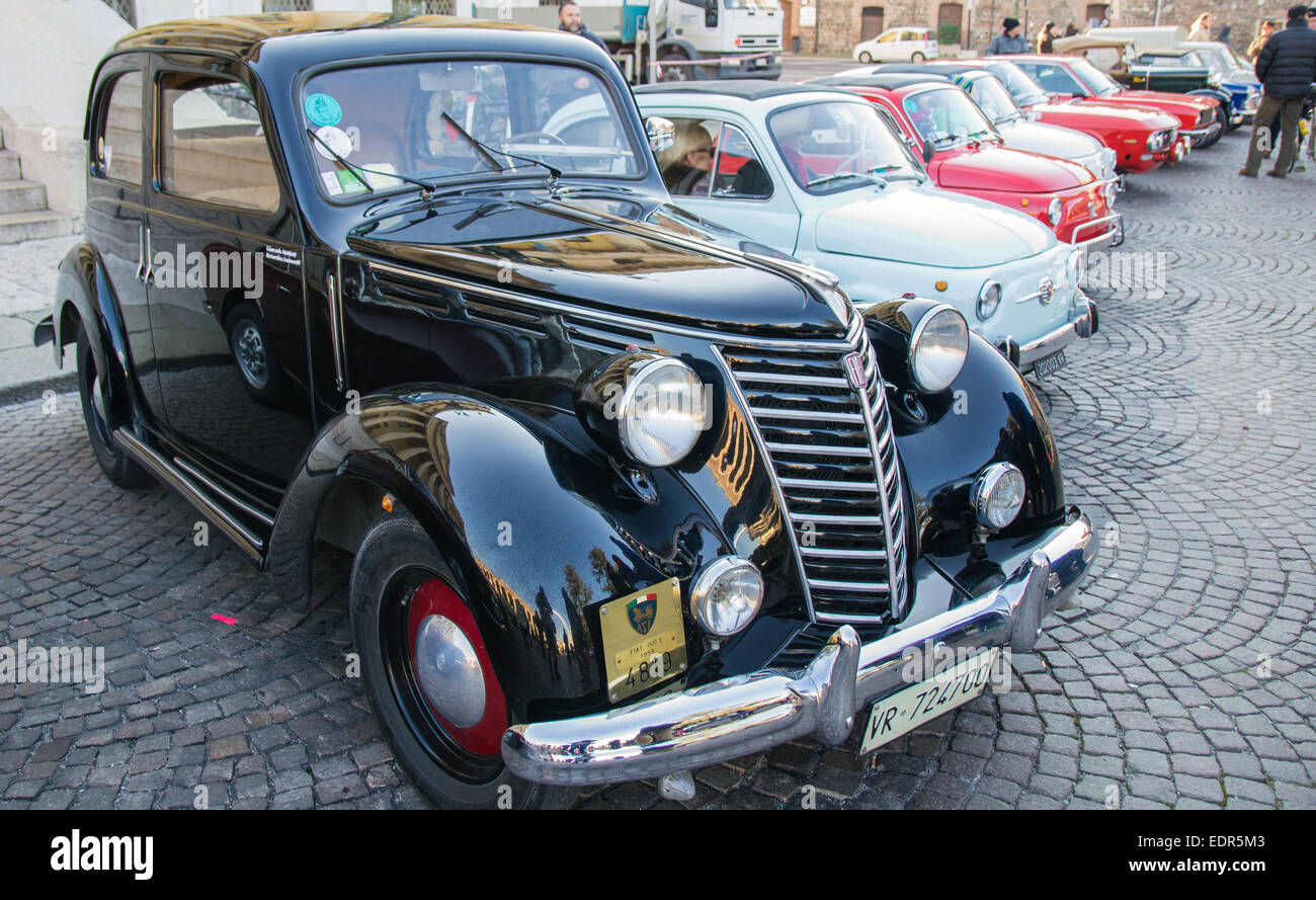 VERONA, Italia - 6 gennaio: Vetture d'epoca. Benaco Classic Automobile Club organizza un raduno chiamato 'strega del poliziotto' o Foto Stock