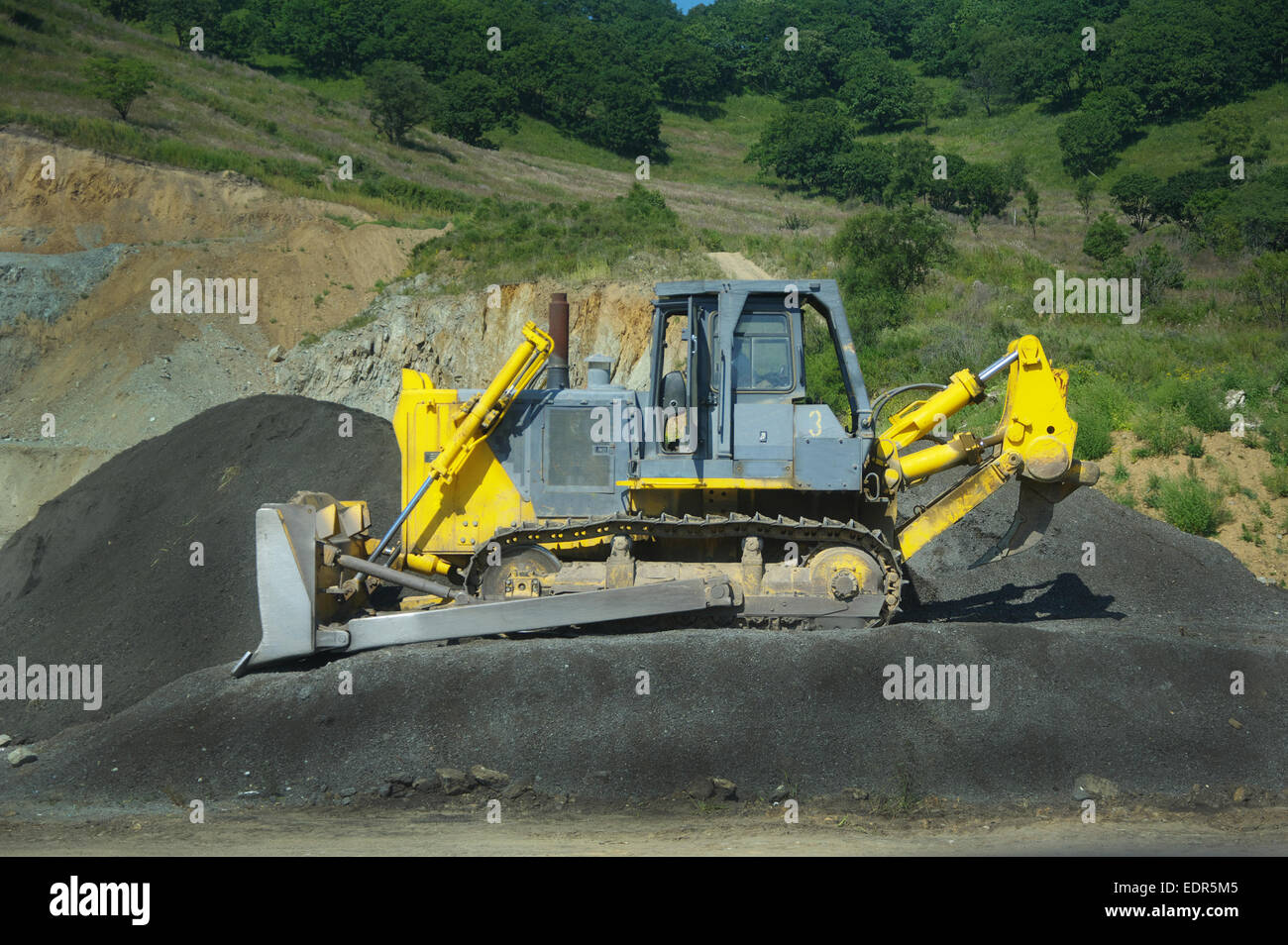 Immagine di un grande giallo bulldozer al lavoro-site Foto Stock