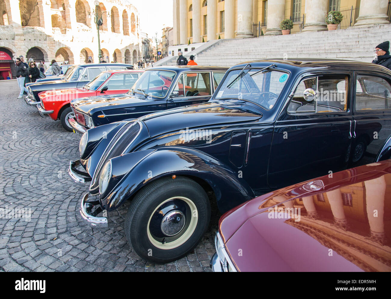 VERONA, Italia - 6 gennaio: Vetture d'epoca. Benaco Classic Automobile Club organizza un raduno chiamato 'strega del poliziotto' o Foto Stock