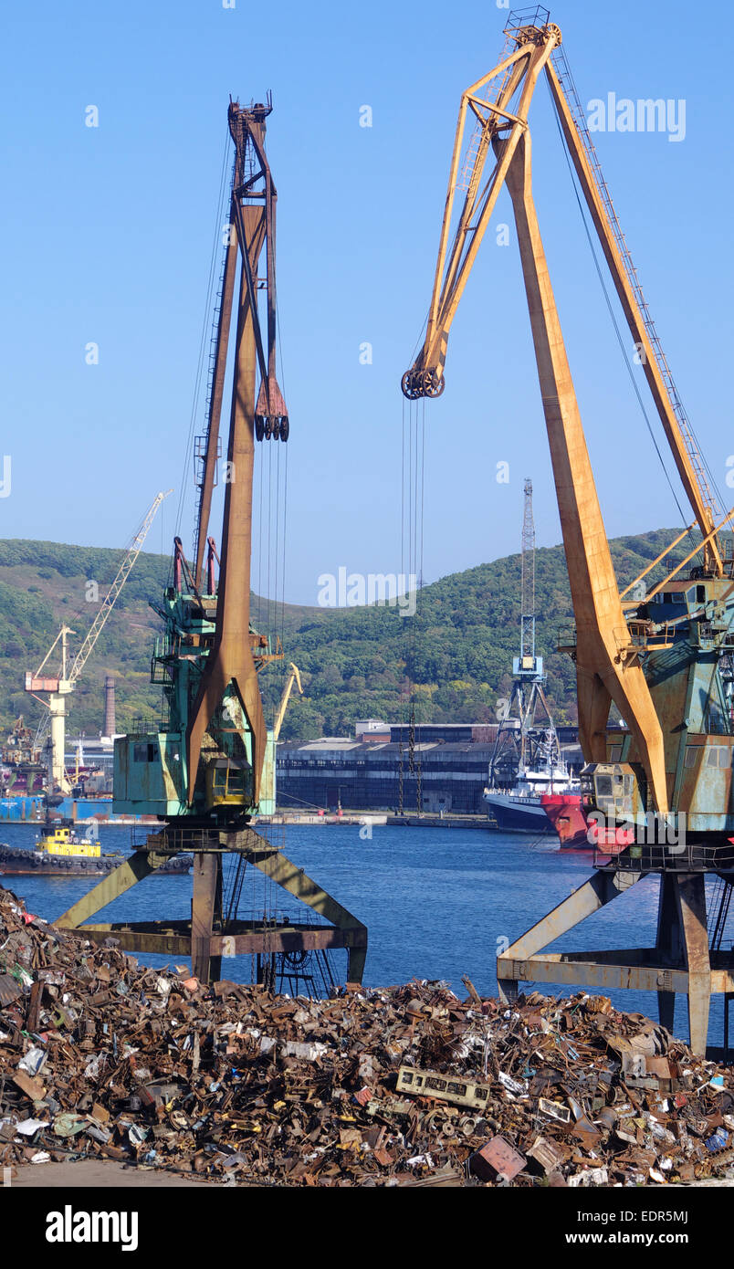 Il riciclaggio, caricamento rottami di metallo in nave. La Russia. Porto di Nakhodka. Primorskiy Kray. Foto Stock