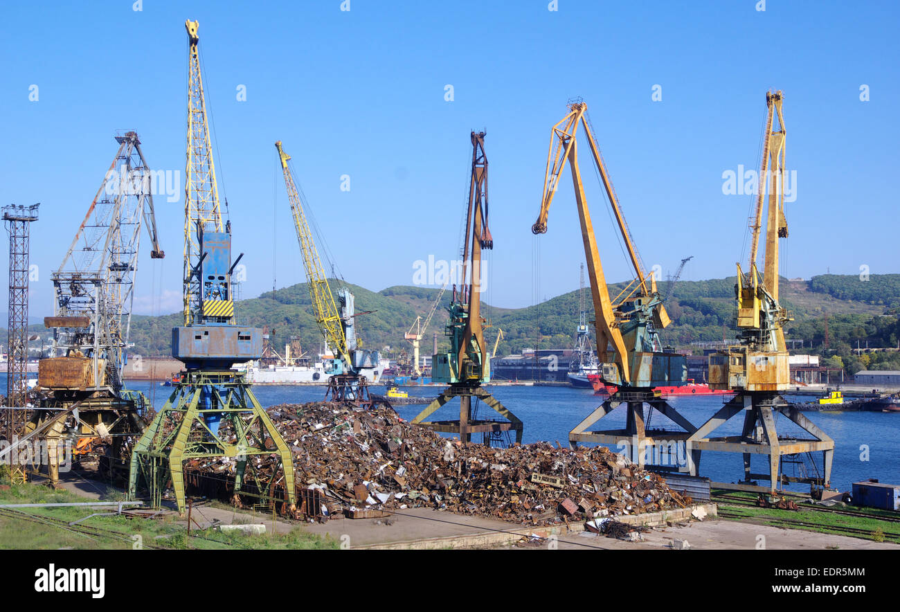 Il riciclaggio, caricamento rottami di metallo in nave. La Russia. Porto di Nakhodka. Primorskiy Kray. Foto Stock