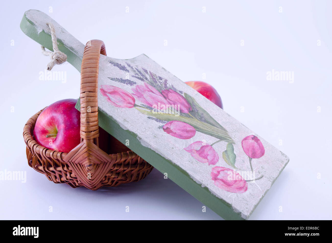 Vintage verniciato tagliere e mele rosse isolato su bianco Foto Stock
