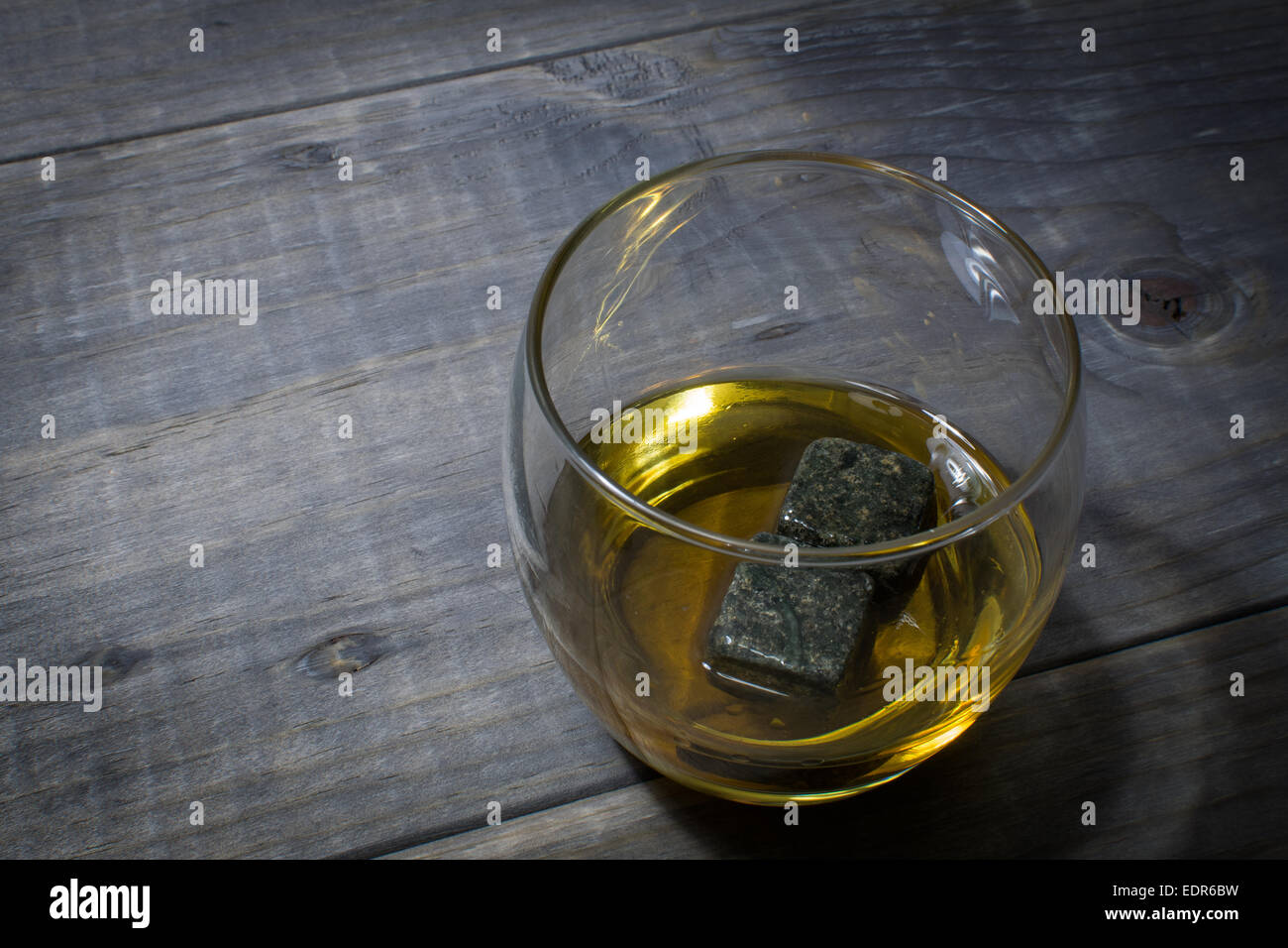 Bicchiere di Bourbon con sapone pietra rocce di Whiskey Foto Stock