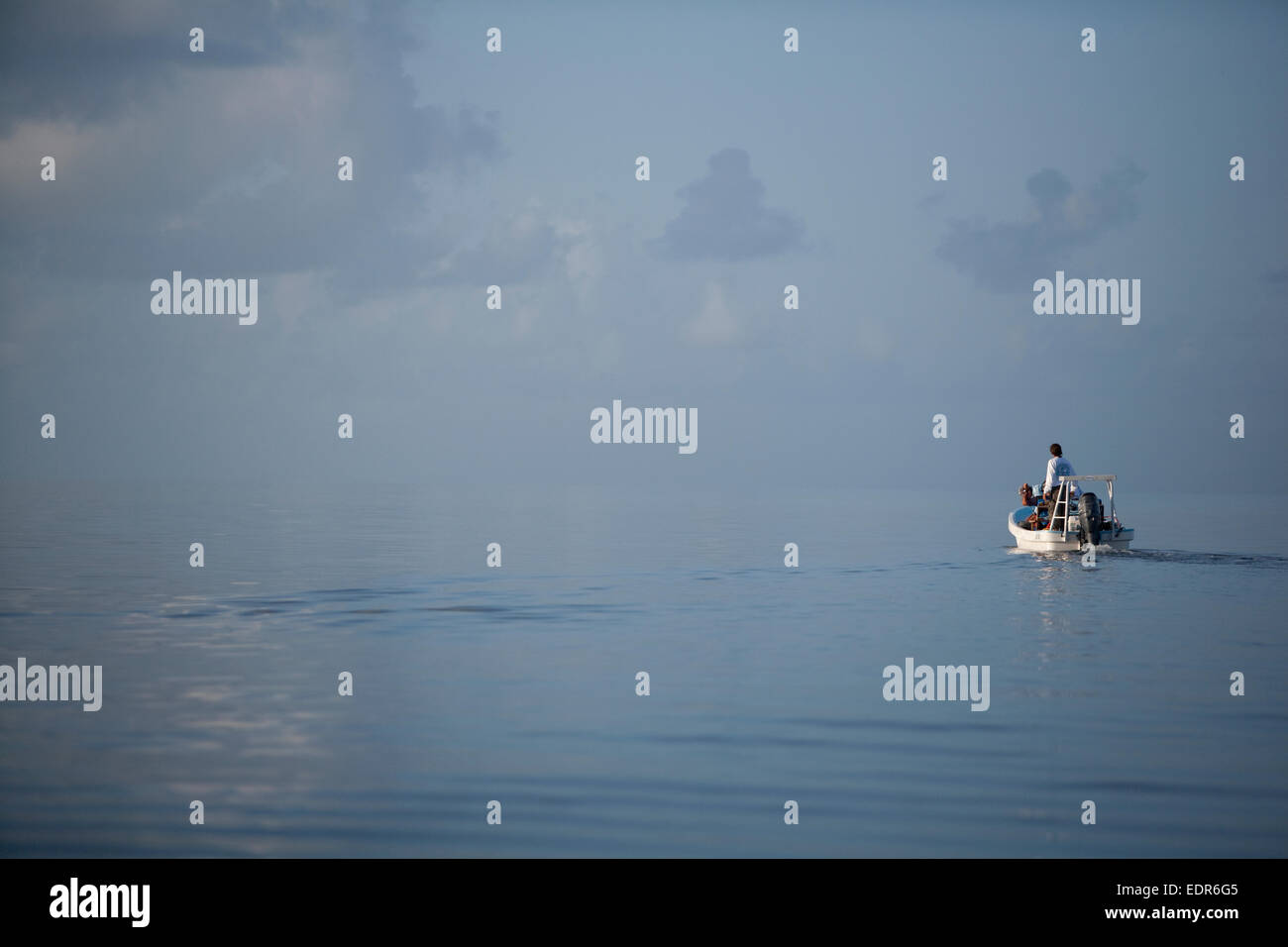 Un appartamenti motori in barca nelle calme acque dell'oceano Foto Stock