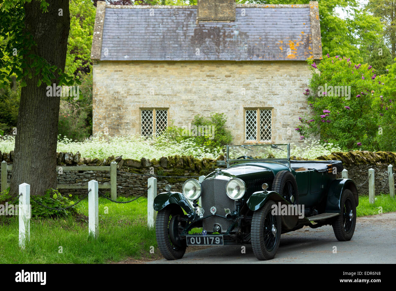 Vintage Bentley quattro e una metà di litri auto di lusso costruito nel 1929 essendo guidato su una vacanza in Cotswolds in Oxfordshire Foto Stock