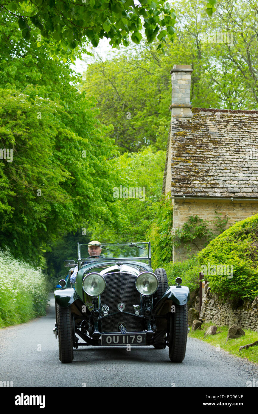 Vintage Bentley 4.5 litri vettura costruita nel 1929 essendo guidato su una vacanza lungo sentieri di campagna in Cotswolds, REGNO UNITO Foto Stock