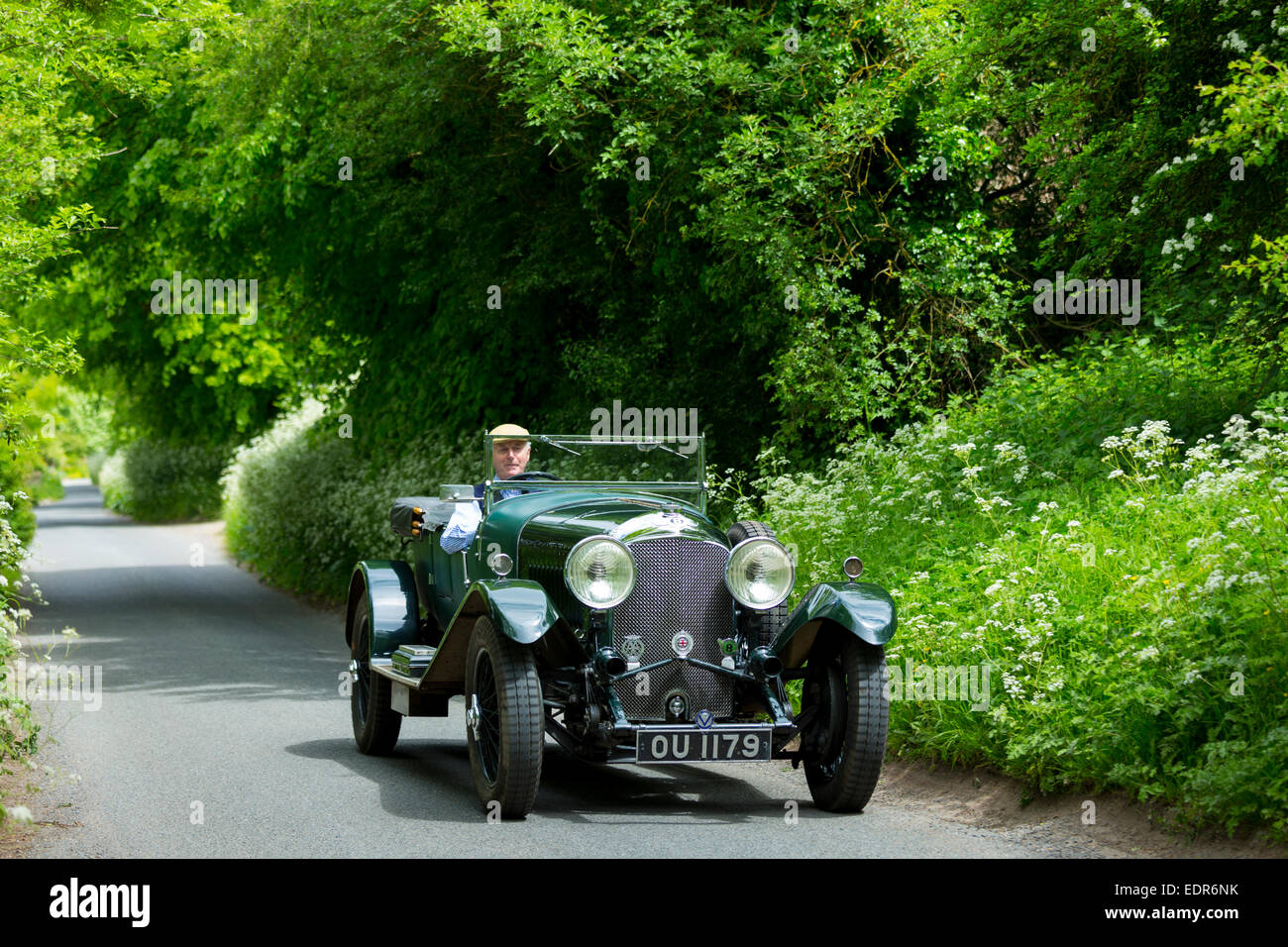 Vintage Bentley 4.5 litri vettura costruita nel 1929 essendo guidato su una vacanza lungo sentieri di campagna in Cotswolds, REGNO UNITO Foto Stock