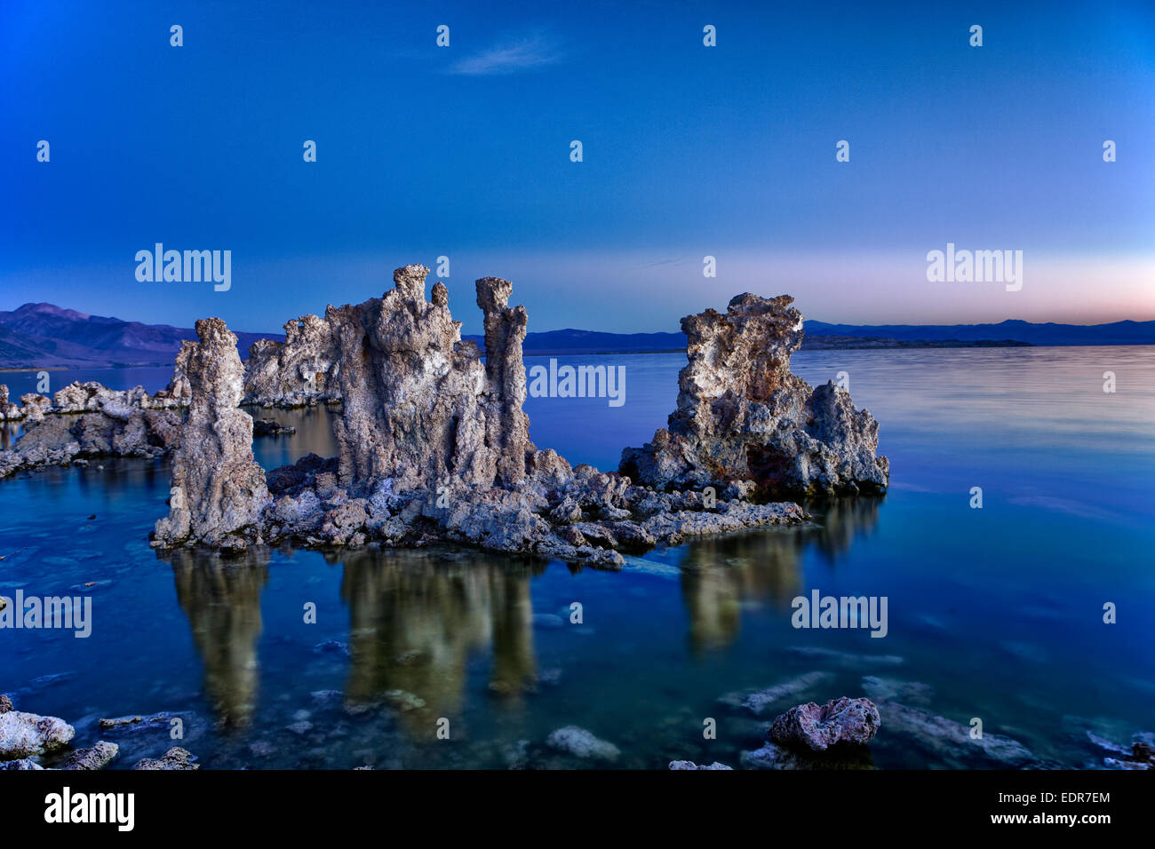 Un momento privilegiato di prima mattina Tufas mostrano bene sopra i laghi insolito per il basso livello dell'acqua. Foto Stock