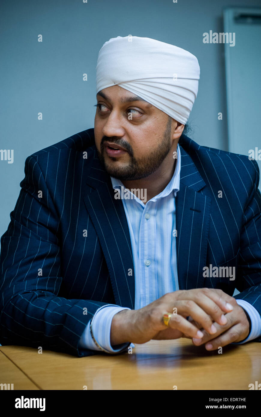 British asiatici imprenditore Sikh in una sala riunioni Foto Stock