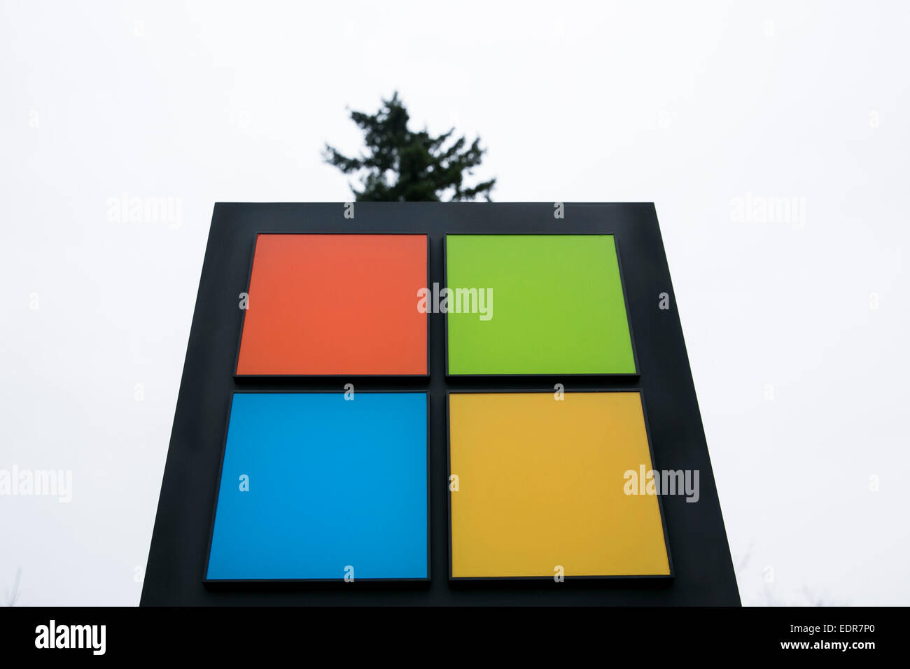 Un logo segno al di fuori della sede del campus Microsoft a Redmond, Washington. Foto Stock