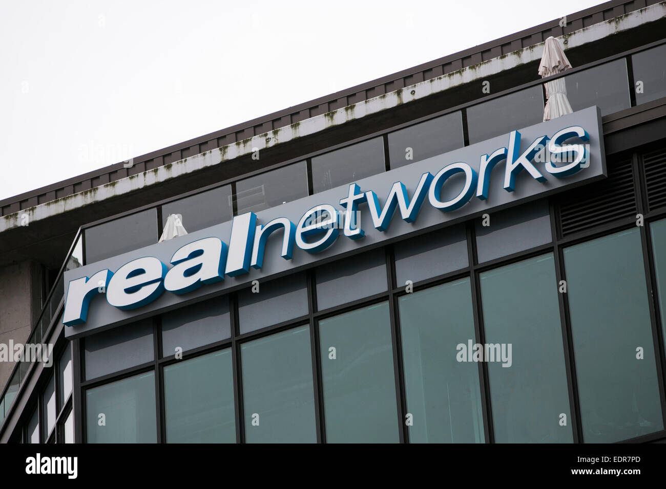 Un logo segno al di fuori della sede di RealNetworks a Seattle, Washington. Foto Stock