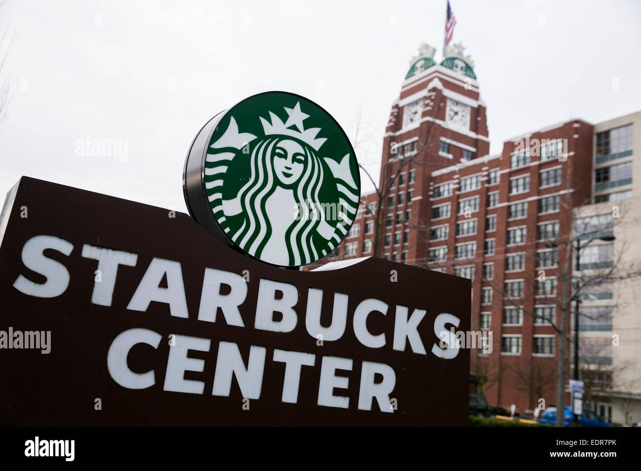 Un logo segno al di fuori della sede della Starbucks Coffee Company a Seattle, Washington. Foto Stock
