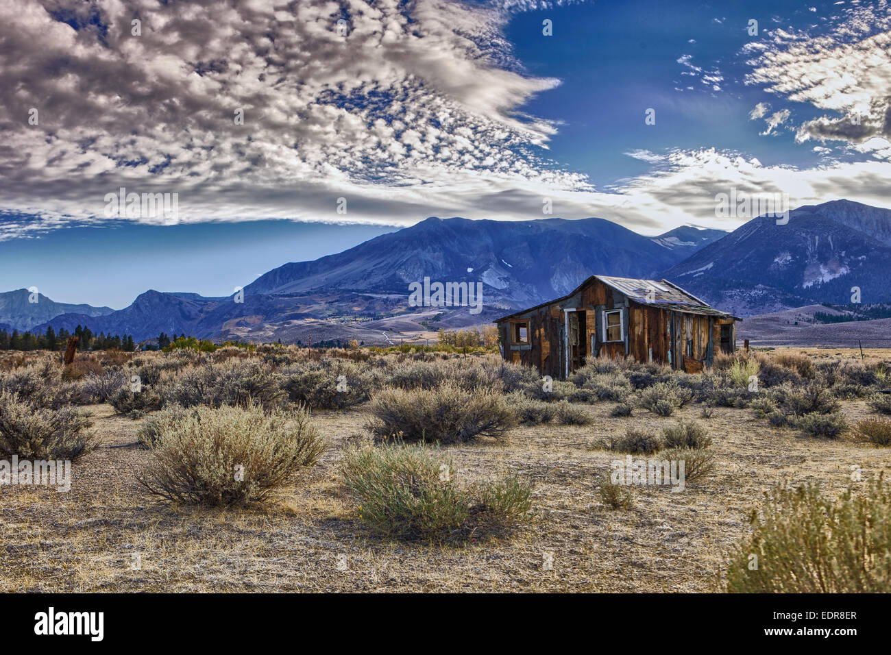 Casa abbandonata sulla Hwy 395 al di fuori del Lago Mono. La Sierra Nevada in background. Foto Stock