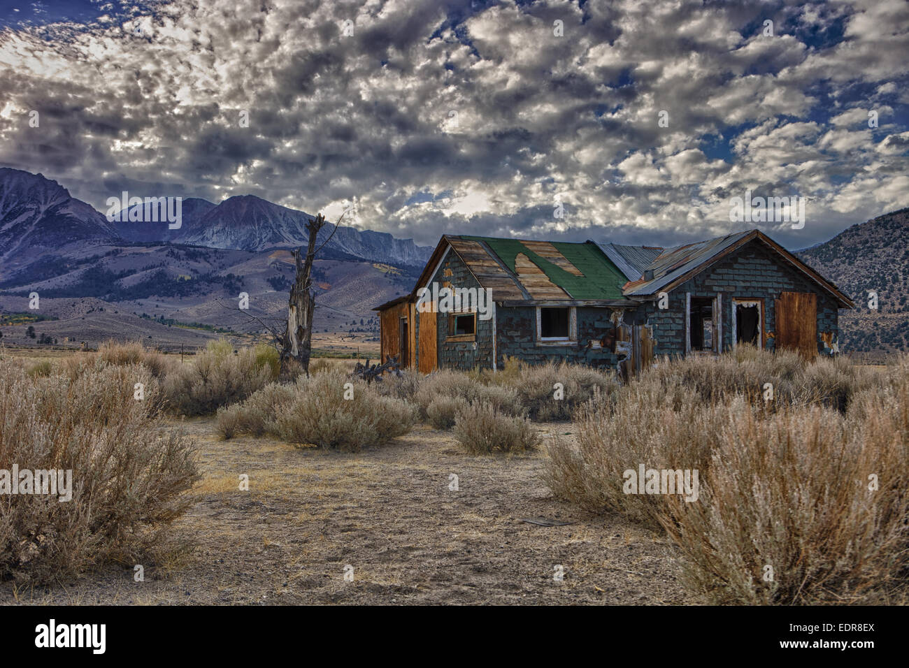 Casa abbandonata sulla Hwy 395 al di fuori del Lago Mono. La Sierra Nevada in background. Foto Stock