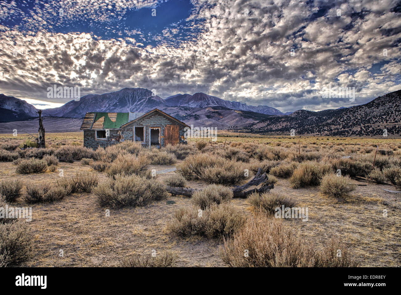 Casa abbandonata sulla Hwy 395 al di fuori del Lago Mono. La Sierra Nevada in background. Foto Stock