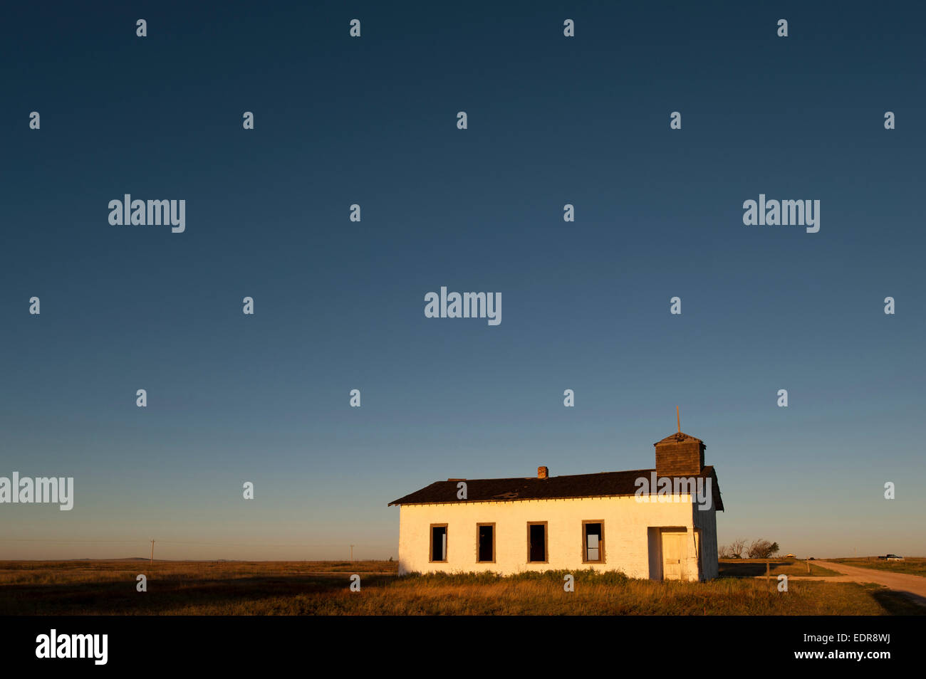 Una chiesa abondoned sull'alta pianura orientale della New Mexico saluta la luce del mattino. Foto Stock