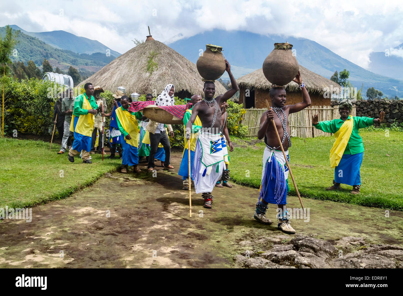 MUSANZE, Ruanda - 5 novembre: Tribal rituale della tribù Batwa eseguire Intore tradizionale danza per festeggiare la nascita di un'estremità Foto Stock