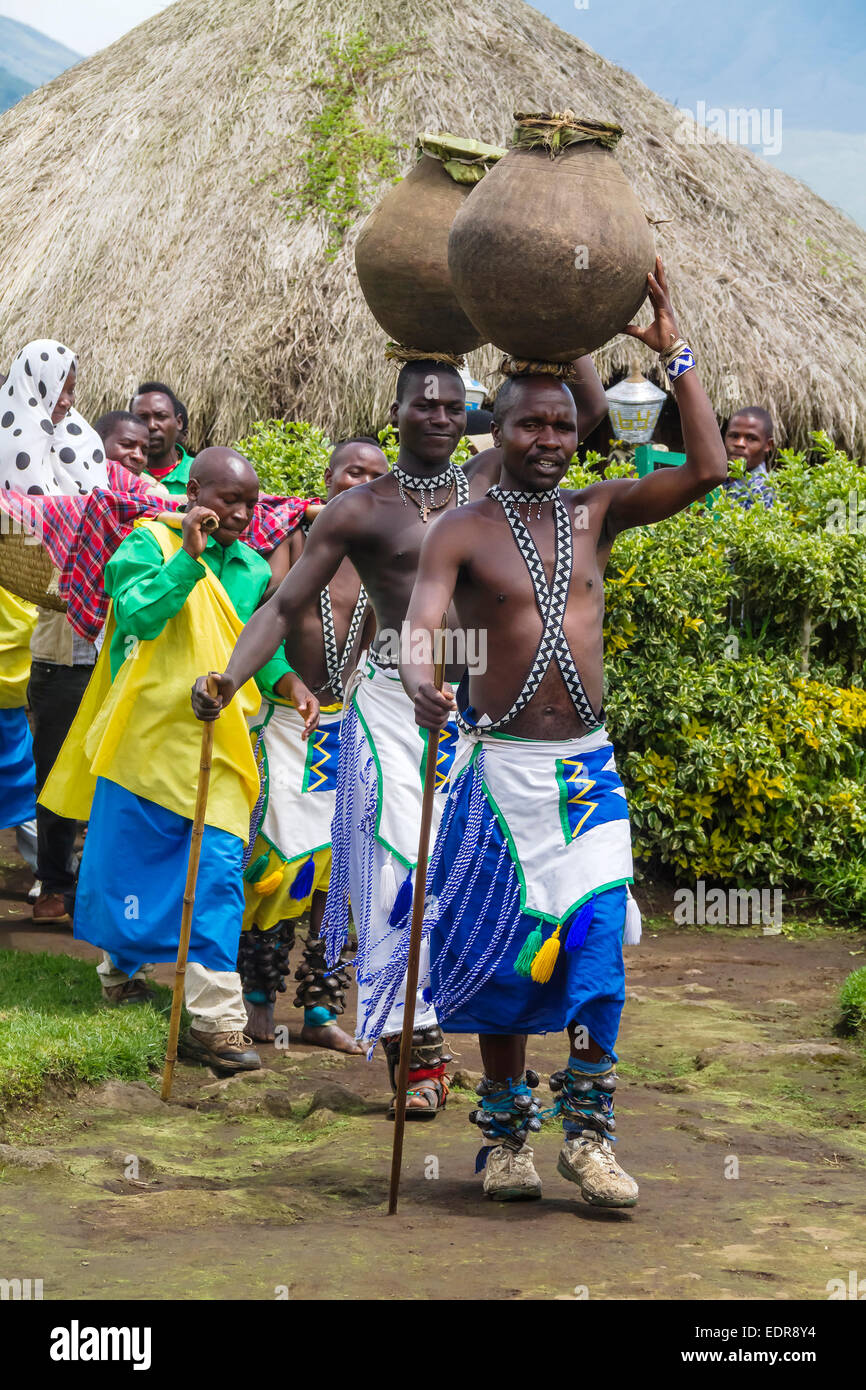 MUSANZE, Ruanda - 5 novembre: Tribal rituale della tribù Batwa eseguire Intore tradizionale danza per festeggiare la nascita di un'estremità Foto Stock