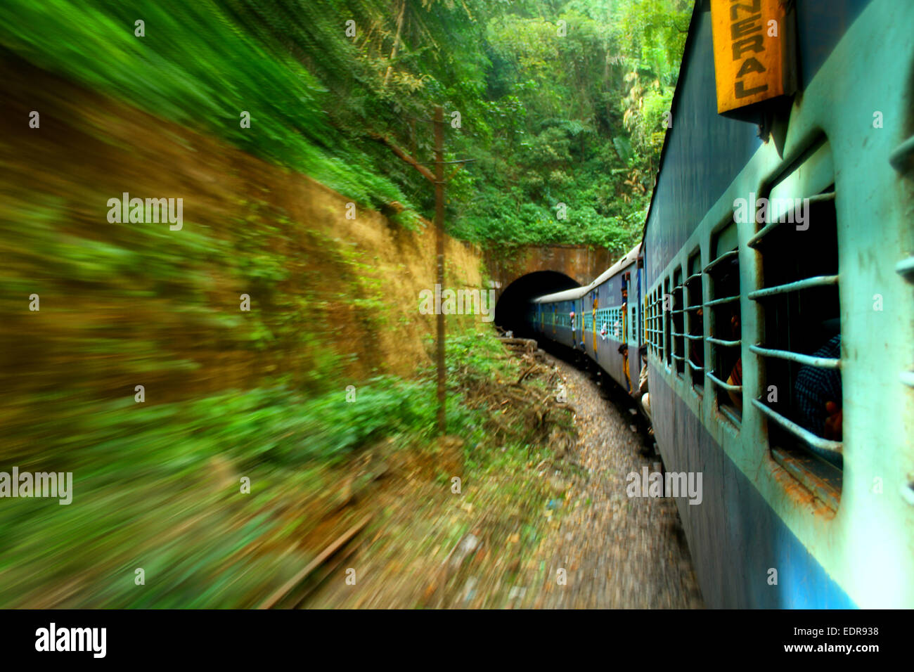 Indiano treno delle Ferrovie di entrare in un tunnel vicino stazione Kulem, Goa. Foto Stock