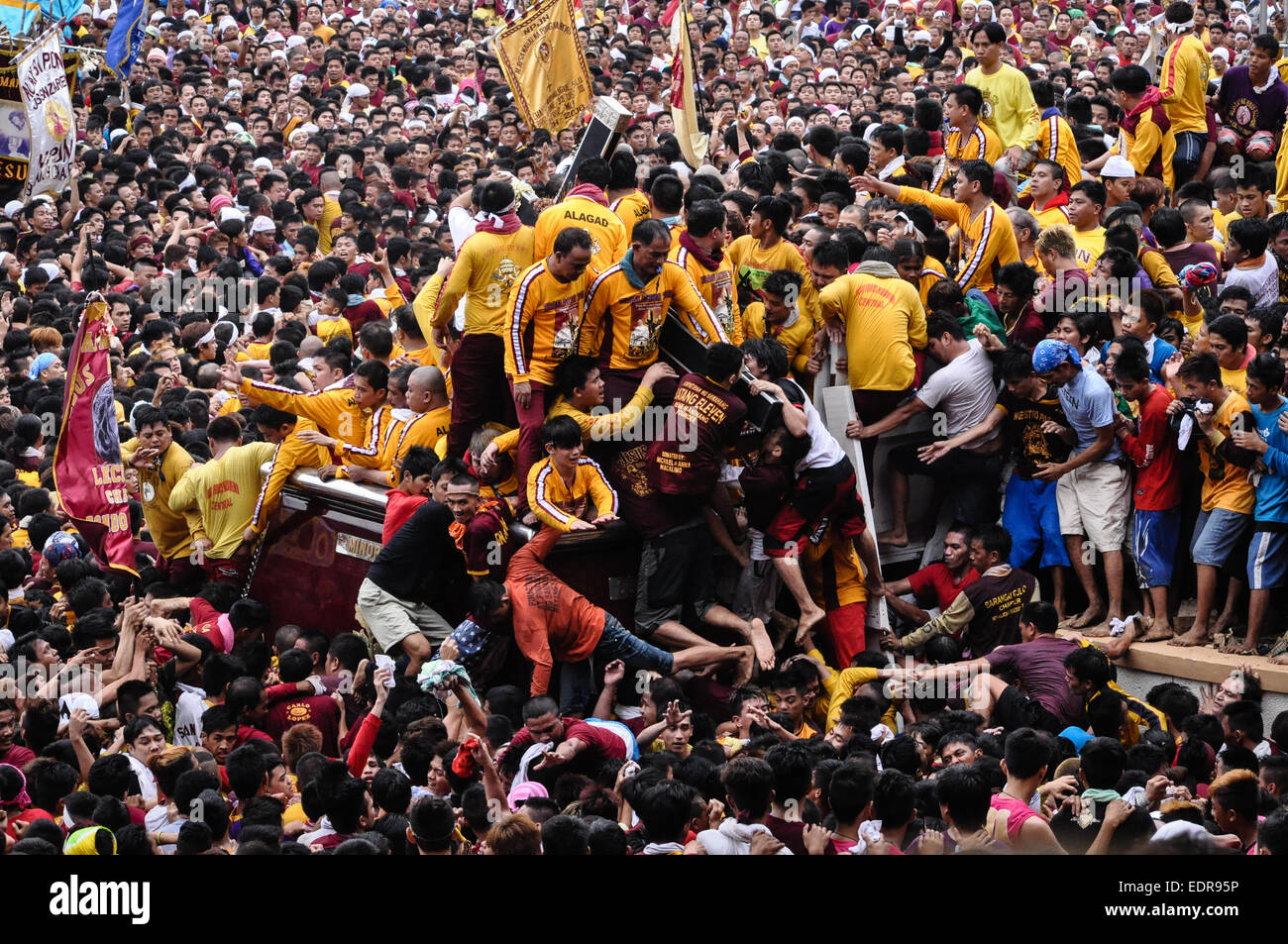 Migliaia di Cattolici Romani devoti partecipa alla vita di dimensioni di legno nero Nazareno parade, dove chiunque si trova nel quartiere della croce cerca di toccare la statua di credere che un miracolo può accadere dopo aver toccato. © Giovanni Girolamo E. Ganzon/Pacific Press/Alamy Live News Foto Stock