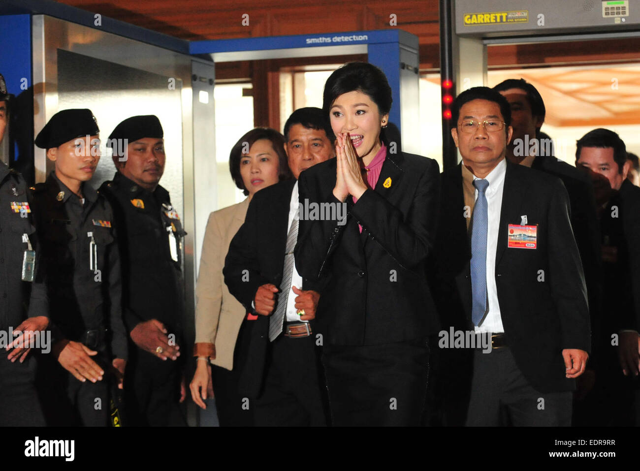 Bangkok. Il 9 gennaio, 2015. Ex primo ministro tailandese Shinawatra Yingluck (C) arriva all'edificio del parlamento a Bangkok Gen 9, 2015. Il Thai Assemblea nazionale legislativa è impostato per aprire un caso di impeachment contro Yingluck Shinawatra ha il venerdì e lei dovrebbe fornire una dichiarazione della difesa. Yingluck è accusato di abbandono del dazio nella supervisione di un controverso del riso pledging regime. Credito: Rachen Sageamsak/Xinhua/Alamy Live News Foto Stock