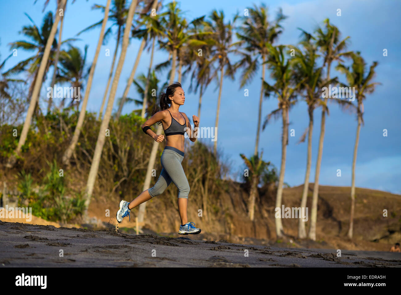 Correre sulla spiaggia di Bali, Indonesia Foto Stock