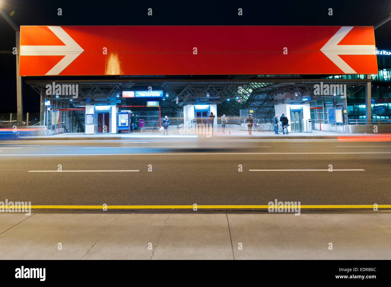 Pendolari e nighthawks sono in attesa di notte sulla piattaforma di Zurigo stazione Hardbrucke per bus. Foto Stock