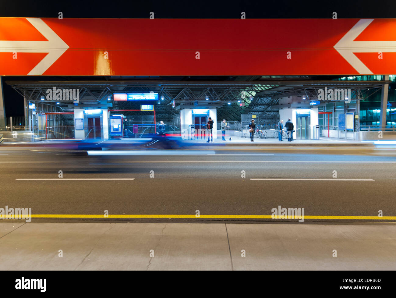 Pendolari e nighthawks sono in attesa di notte sulla piattaforma di Zurigo stazione Hardbrucke per bus. Foto Stock